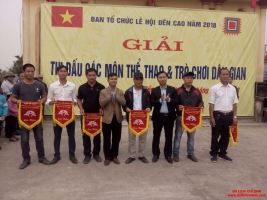 Giải vật truyền thống đền Cao thu hút hàng nghìn người cổ vũ