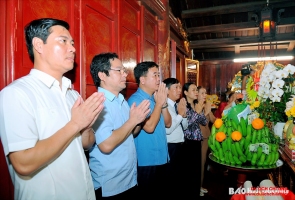 Lãnh đạo Sở Văn hoá ,Thể thao, Du lịch và UBND TP Chí Linh dâng hương tưởng niệm Đức Thánh Phi Bồng Hiệu Thiên