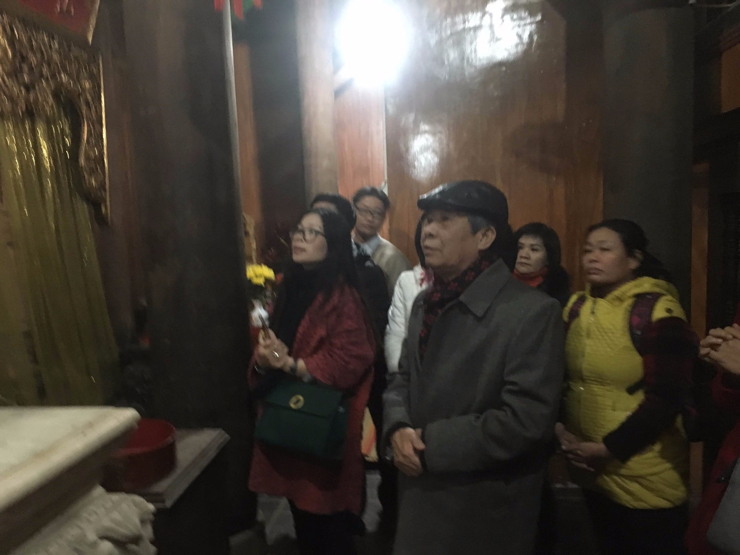 Giáo sư, Tiến sỹ Ngô Đức Thịnh cùng đoàn, dâng hương tại đền Mẫu Sinh.